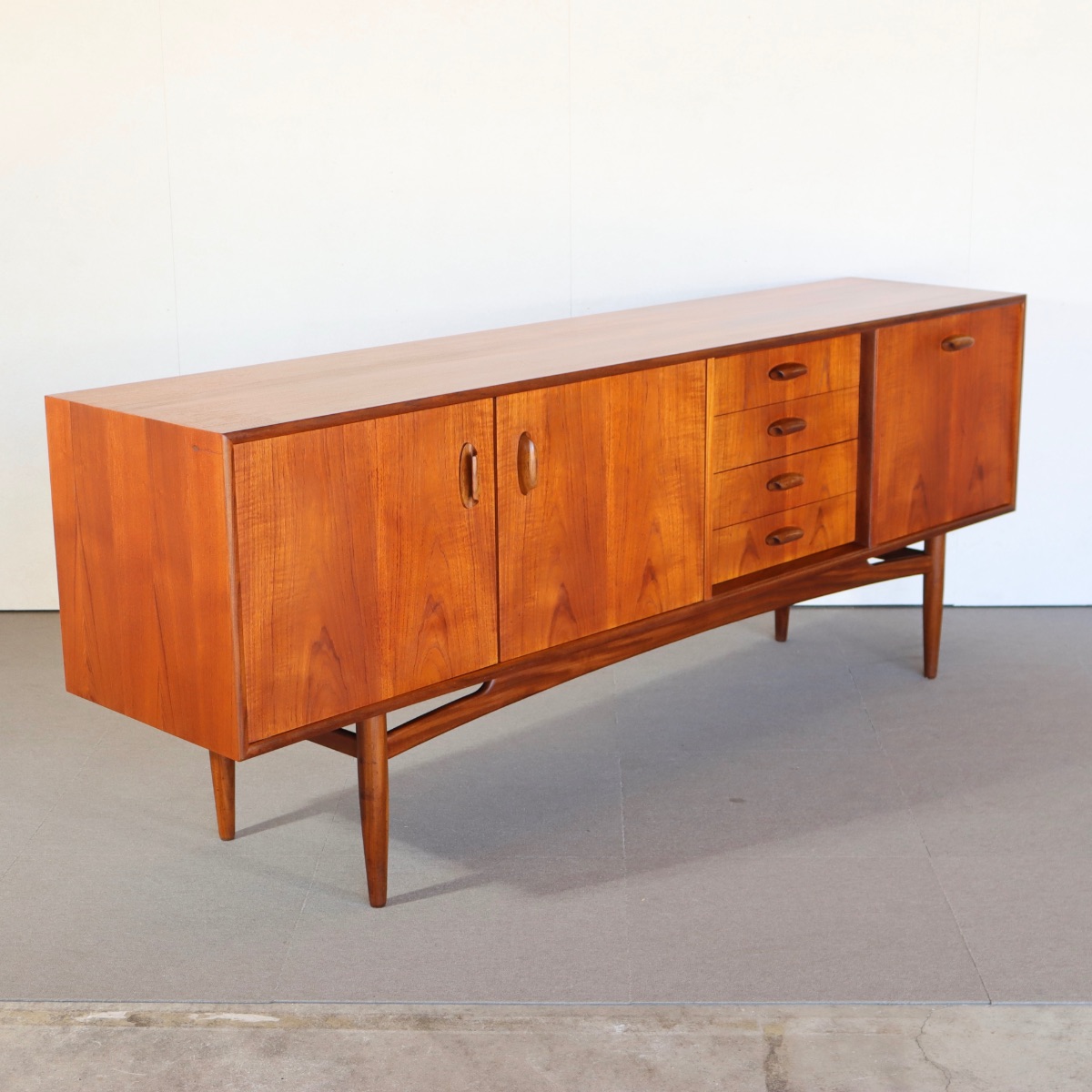 ジープランG-PLANのブラジリアシリーズのサイドボード。深みのあるチーク材の北欧ヴィンテージ。静かな存在感を放つ美しい佇まい。