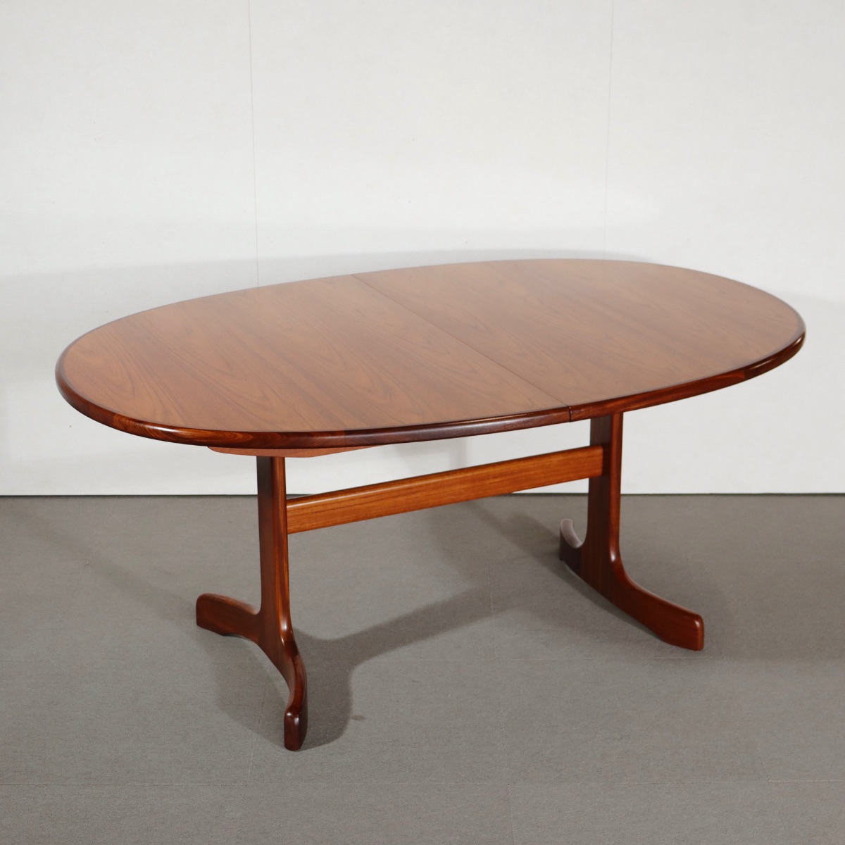 ジープランG-PLANのオーバル型ダイニングテーブル。チーク材の木目が美しい北欧ヴィンテージ。しっかりとメンテナンスされた上質な一台。