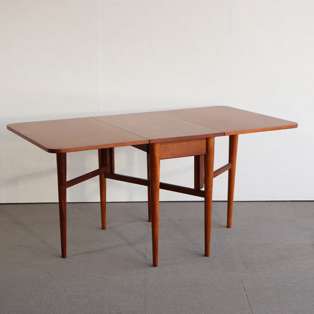 オースティンスイートAustinsuiteのダイニングテーブル