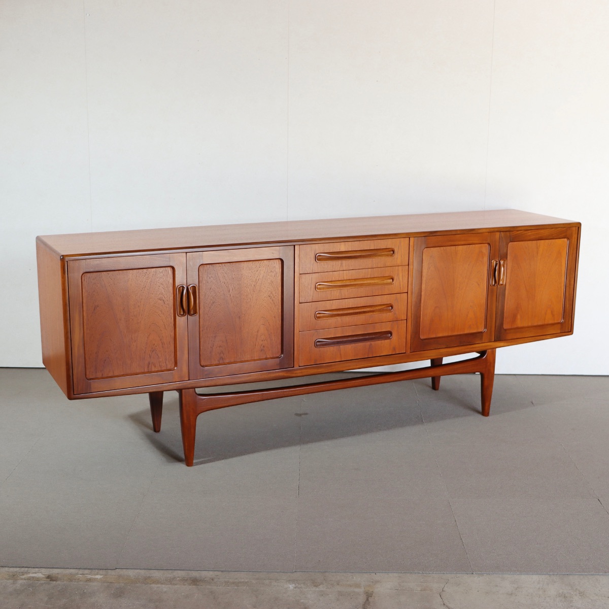 ジープランG-PLAN製サイドボード。通称ロングジョン。