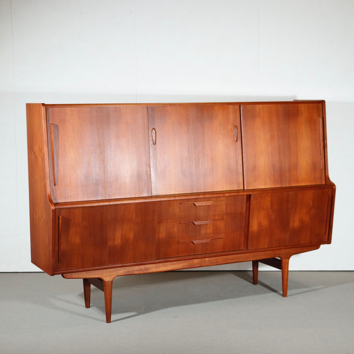 デンマーク製サイドボード。チーク材の滑らかな質感が心地よい北欧ヴィンテージ。穏やかな空気を纏う一台。