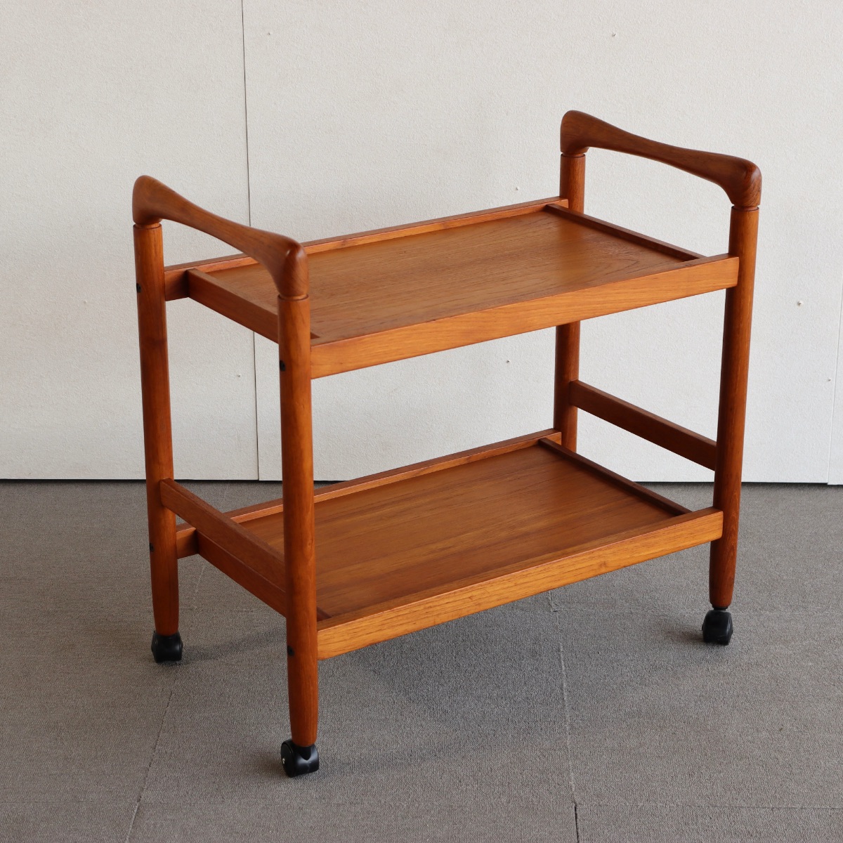 北欧ヴィンテージのチーク材のトロリー