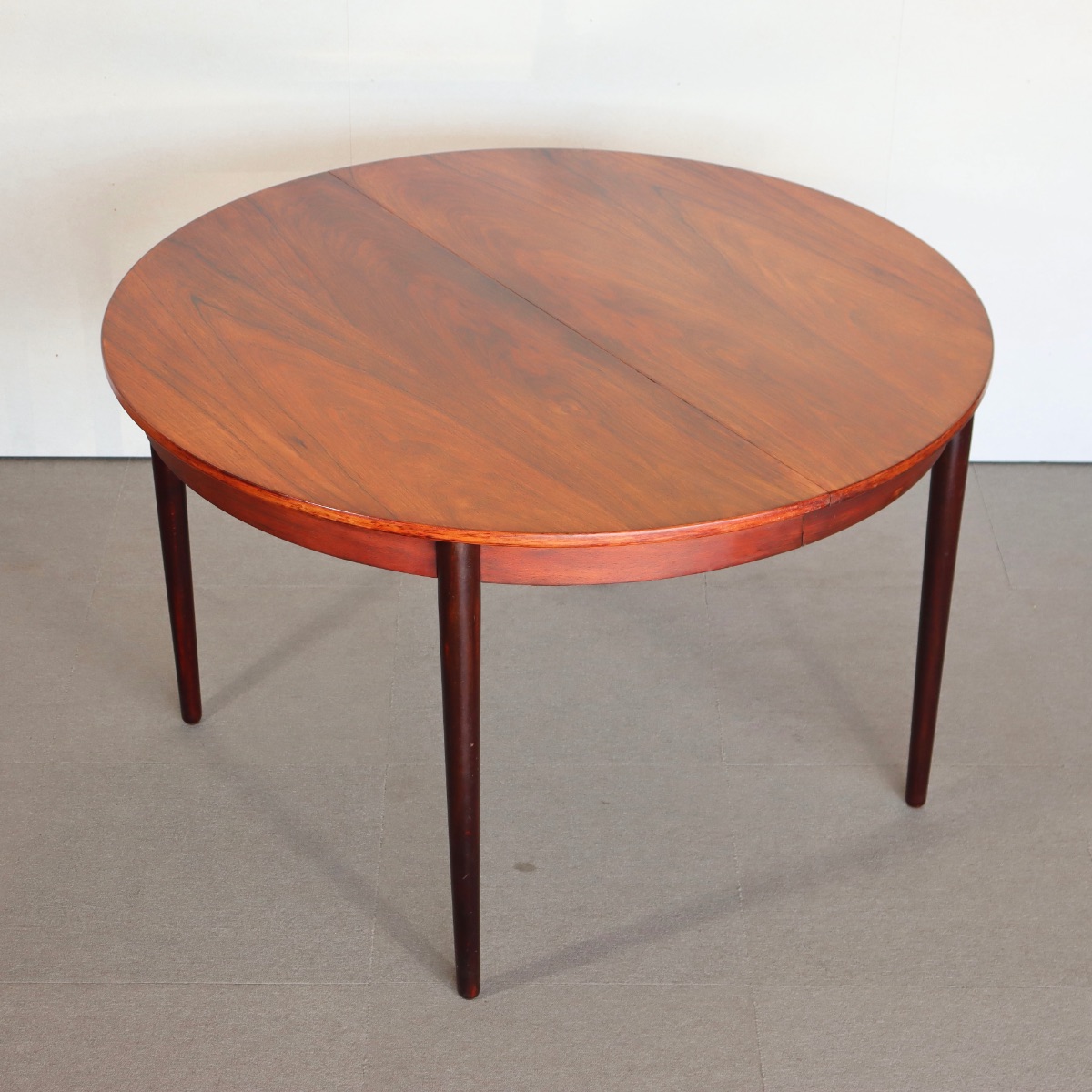 デンマーク製のラウンドダイニングテーブル。自然な経年の艶が魅力の北欧ヴィンテージ。ローズウッドの美しさを素直に味わえる一台。