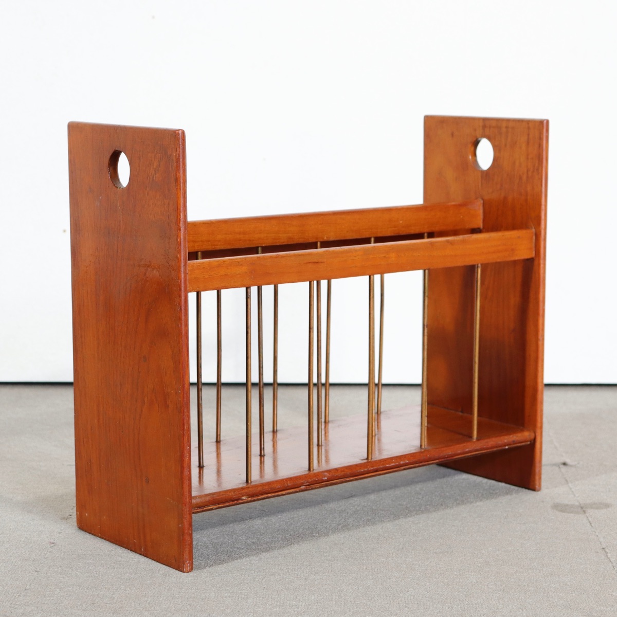 英国ヴィンテージのマガジンラック。ミニマルデザイン。