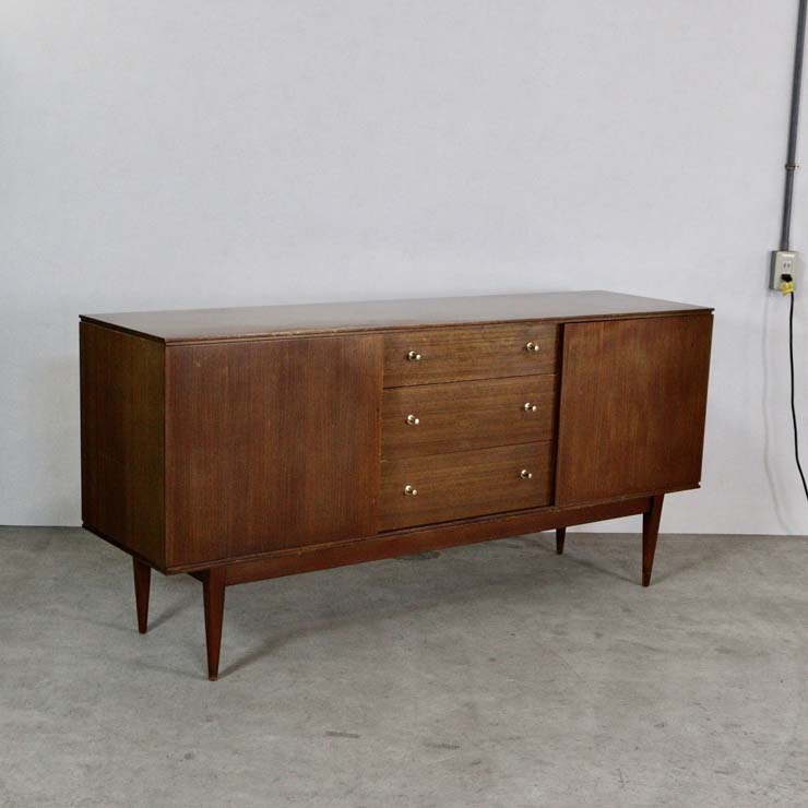 チーク材のサイドボード、真ん中には引き出し３段で撮ってはゴールド色、両端は扉、23170