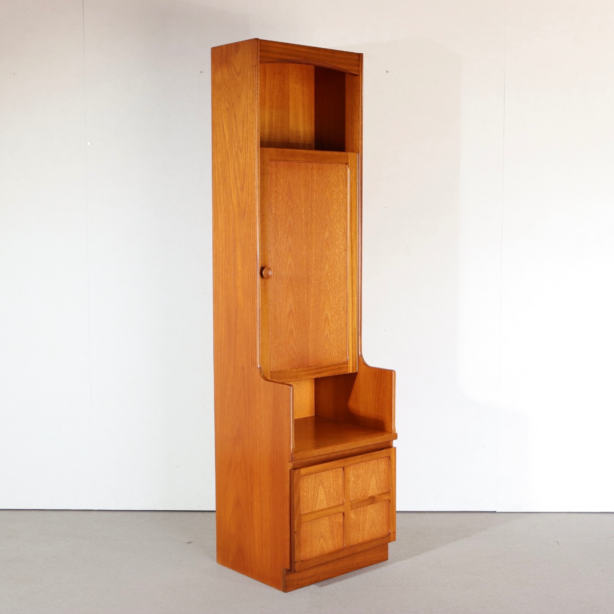 ネイサンNATHANのトールキャビネット。チーク材の木目が豊かに映える北欧ヴィンテージ。穏やかな存在感。