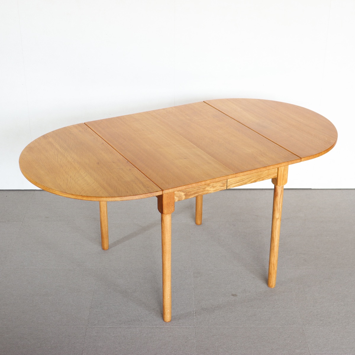デンマーク製の楕円形の拡張式ダイニングテーブル。深みのあるチーク材が映える北欧ヴィンテージ。静寂を感じる上質な佇まい。