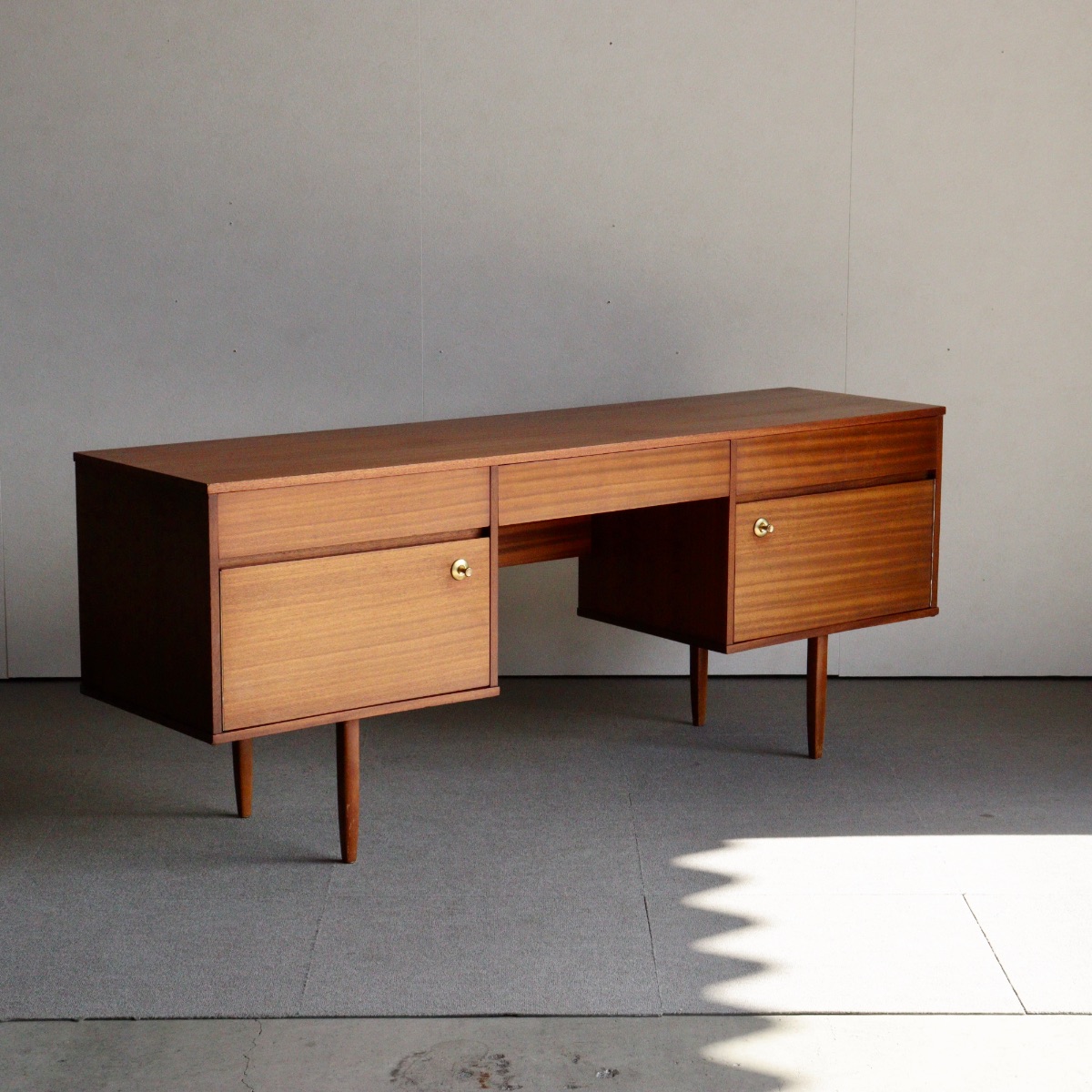 アヴァロンAVALONのデスク