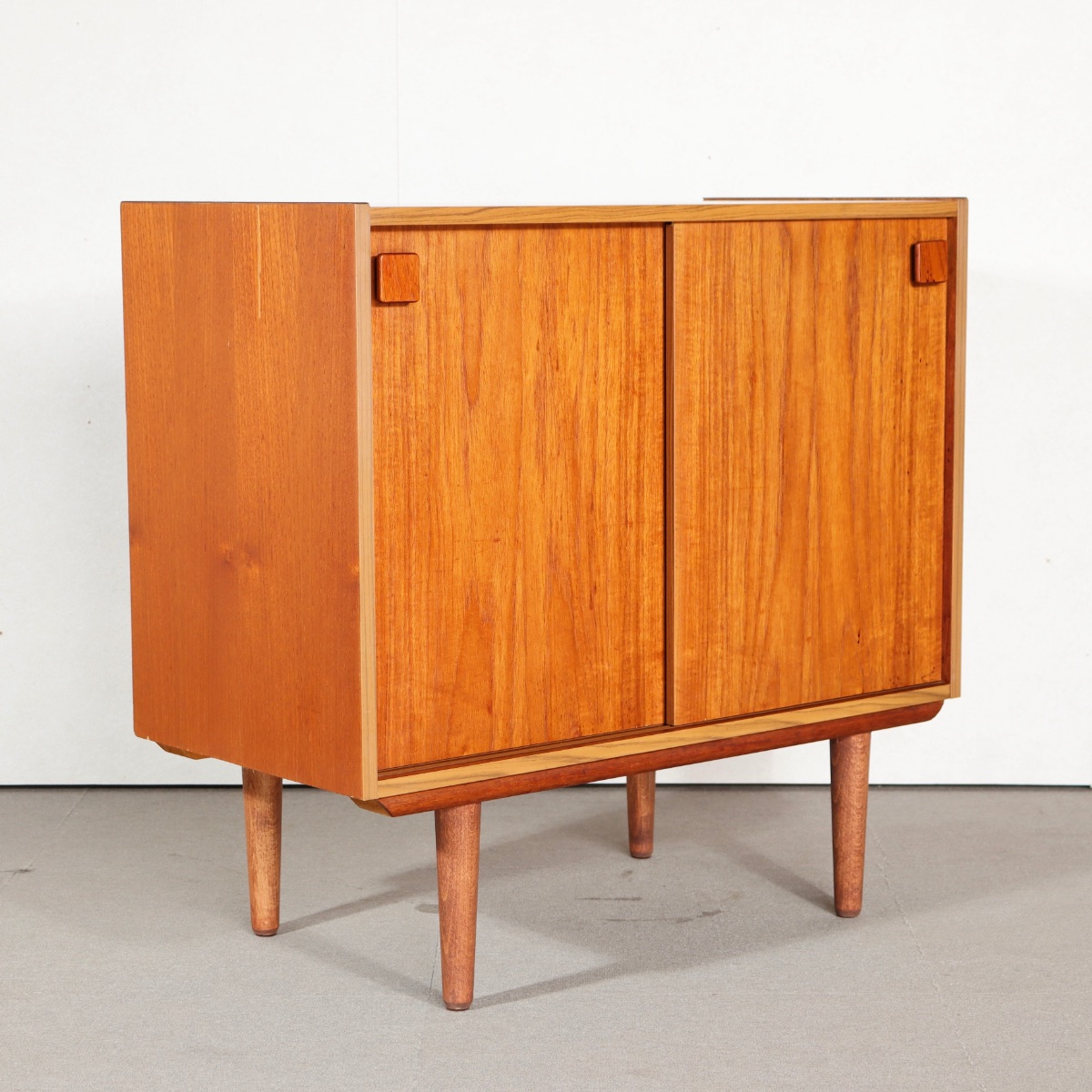 デンマーク製キャビネット。木の質感を活かしたチーク材北欧ヴィンテージ。自然体の上質さ。