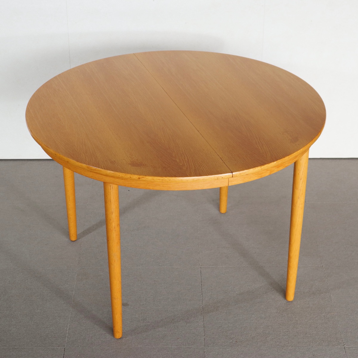 デンマーク製のヴィンテージラウンドダイニングテーブル。上品な木目と優しい艶をまとった北欧ヴィンテージ。