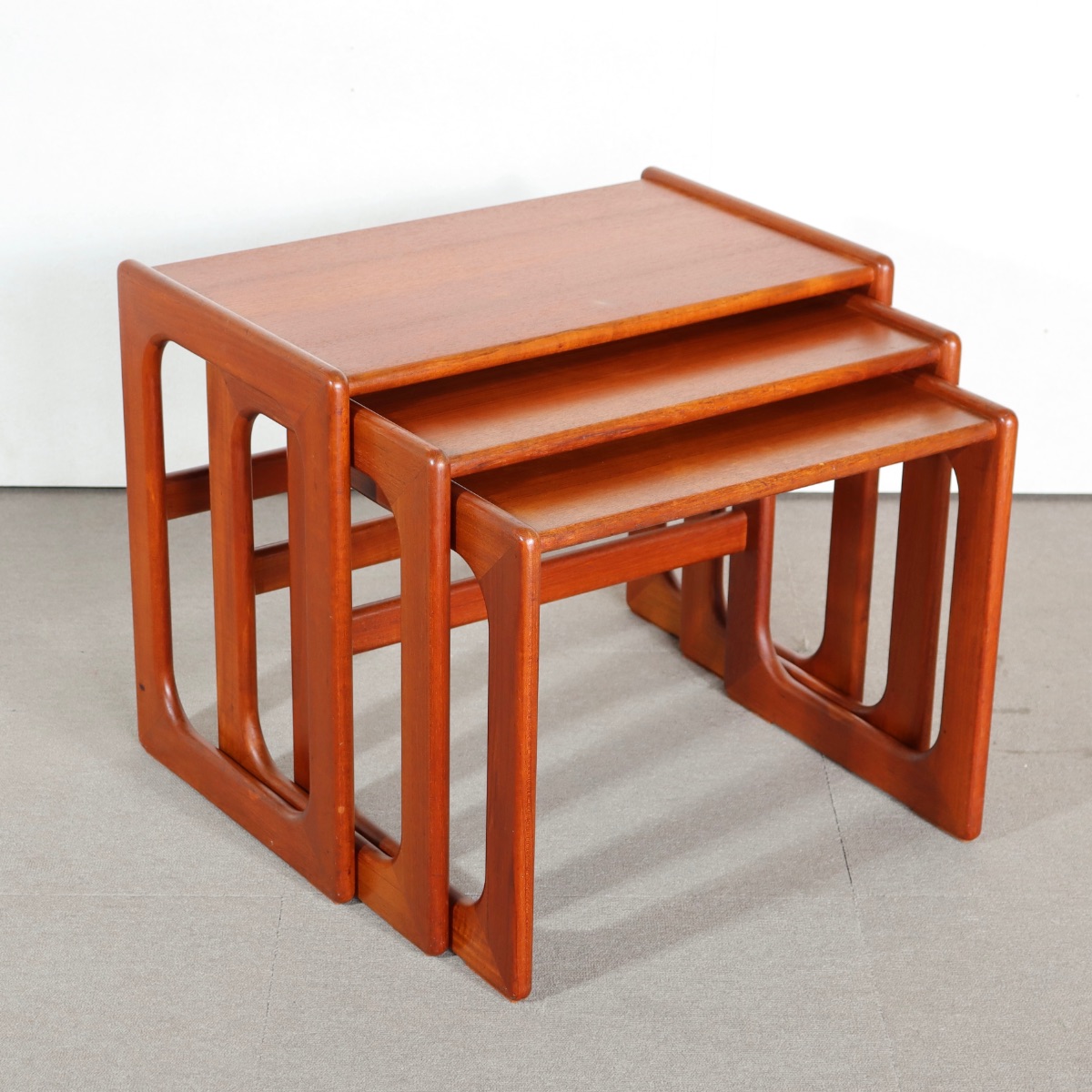 デンマーク製ネストテーブル。木の質感を活かしたチーク材北欧ヴィンテージ。自然体の上質さ。