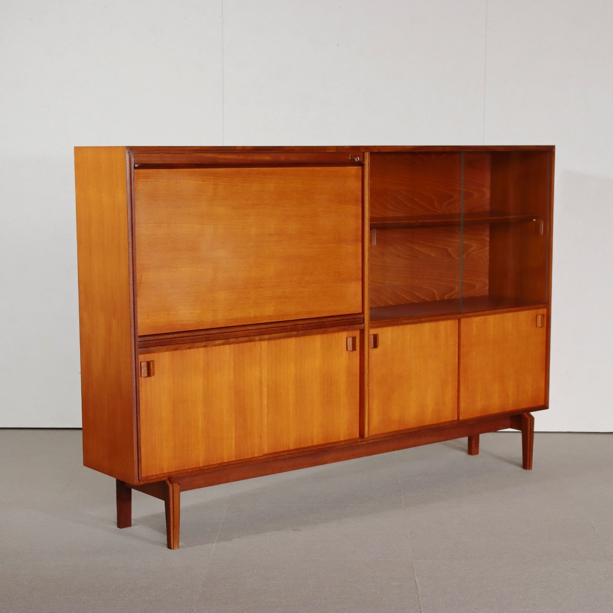 ビーバーアンドタプレイBEAVER&TAPLEYのブックケース。柔らかな木目が空間に馴染む北欧ヴィンテージ。上品な艶をまとった一台。