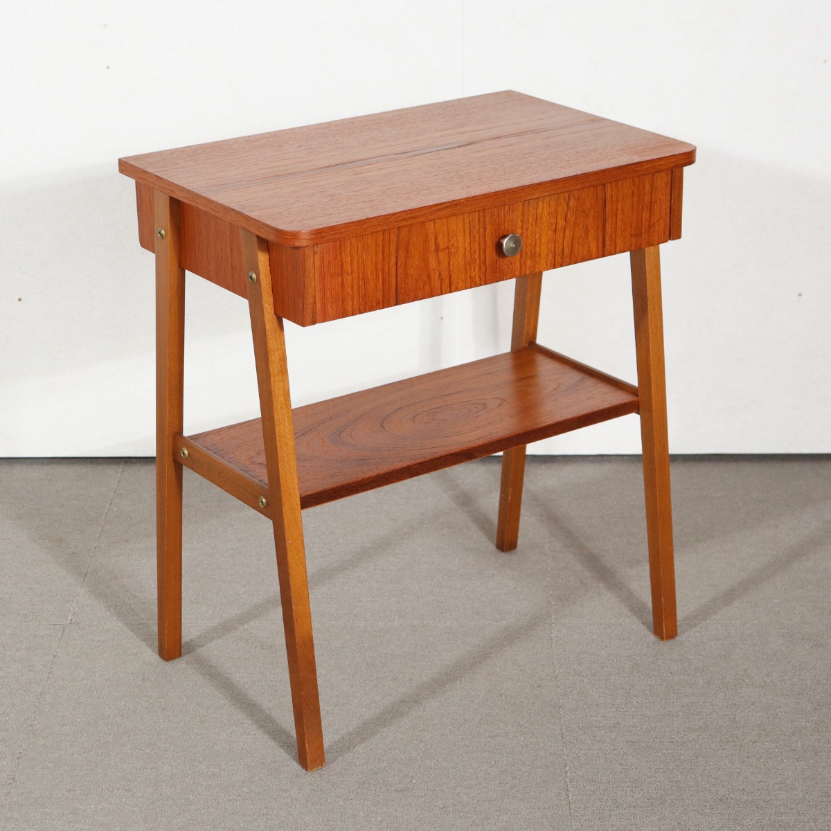 デンマーク製のヴィンテージサイドテーブル。チーク材の深い色合いが美しい北欧ヴィンテージ。空間に品ある温もりを添える一台。
