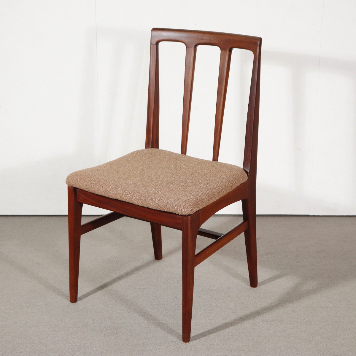 ヤンガーYOUNGER製のダイニングチェア。アフロモシアの木目が美しい北欧ヴィンテージ。時を重ねても輝きを失わない上質な一脚。