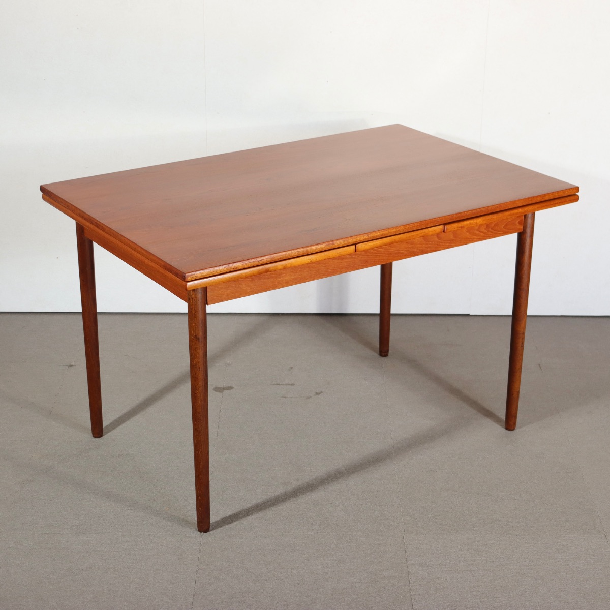 デンマーク製ダイニングテーブル。北欧ヴィンテージ家具のチーク材で落ち着いた表情。