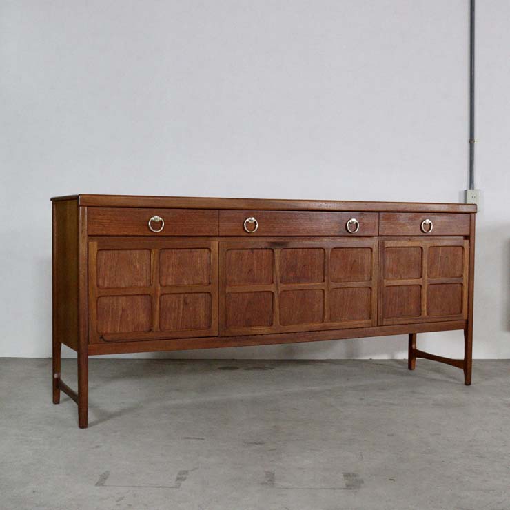 木製の茶色の脚があるサイドボード、前面は格子のデザイン、上部には引き出し３つ、23106