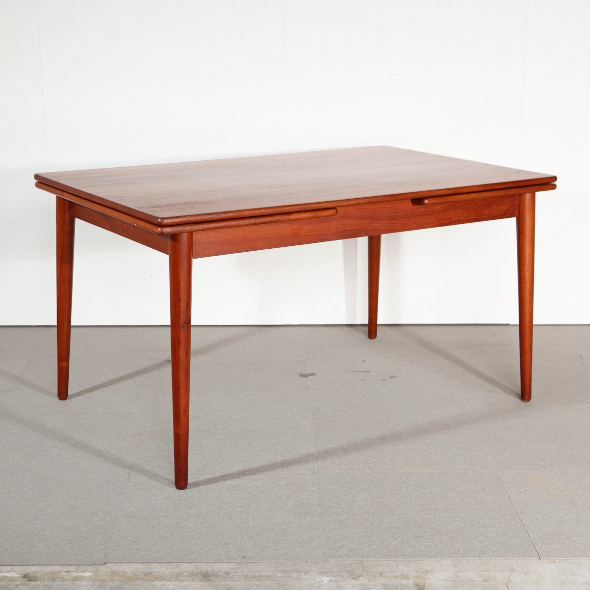 デンマーク製のダイニングテーブル。チーク材の自然な表情が魅力の北欧ヴィンテージ。静かな佇まい。