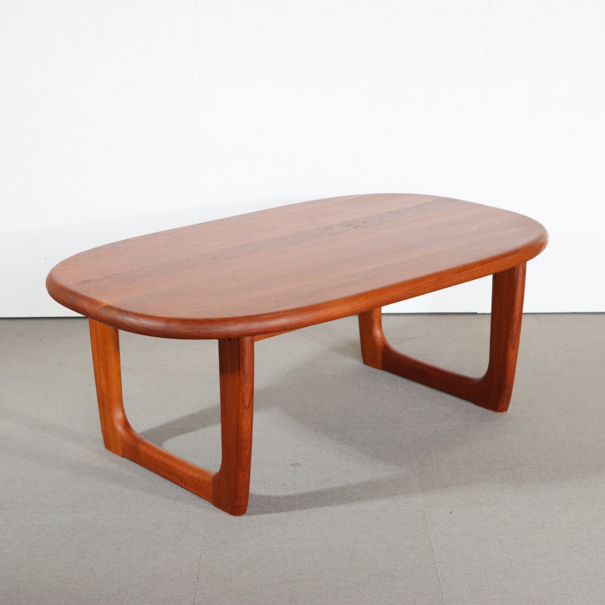 デンマーク製のコーヒーテーブル。柔らかな木肌が魅力のチーク材北欧ヴィンテージ。日常に穏やかな艶を添える。