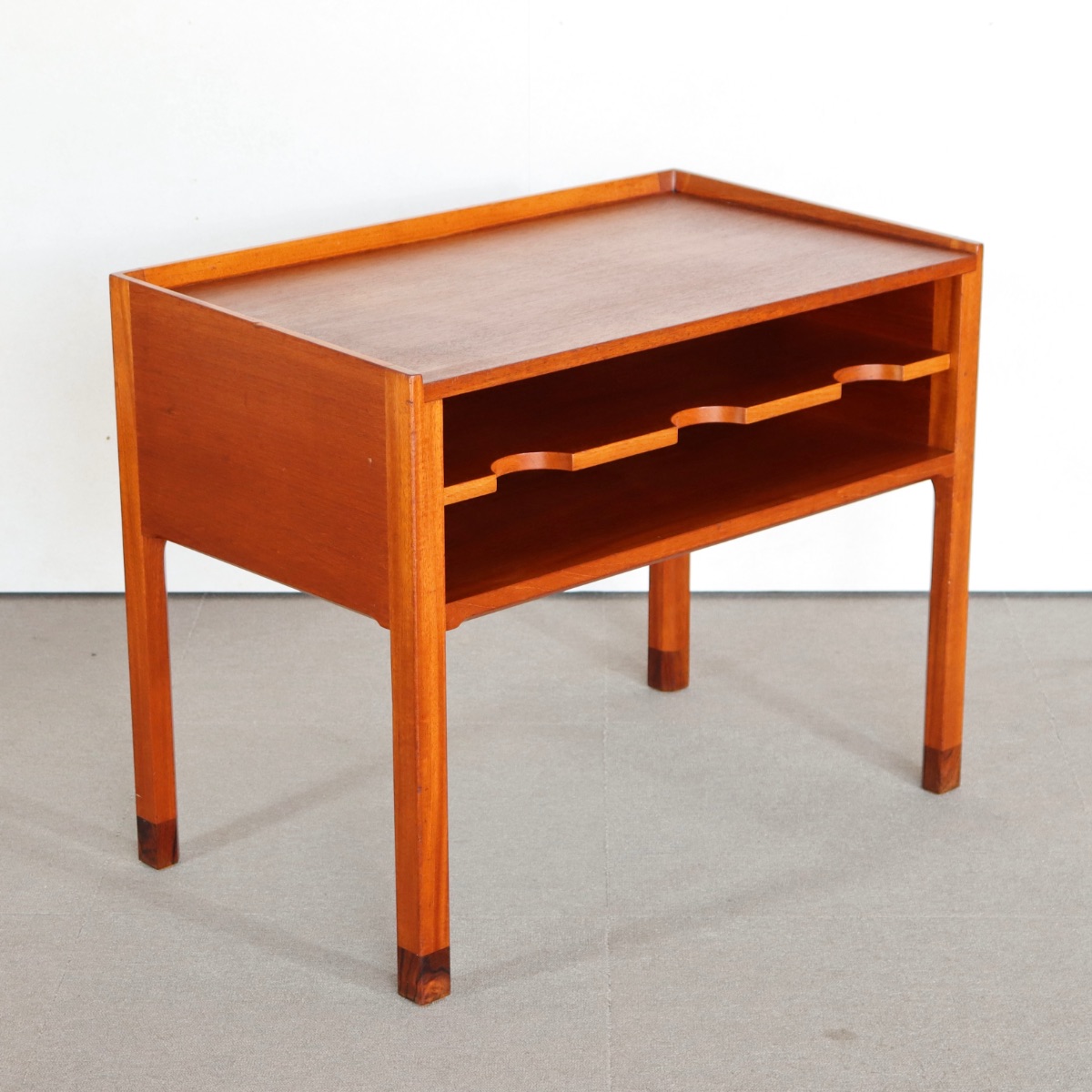 デンマーク製のサイドテーブル。 チーク材の木目が醸す表情が美しい北欧ヴィンテージ。上質な空気を纏う一点。