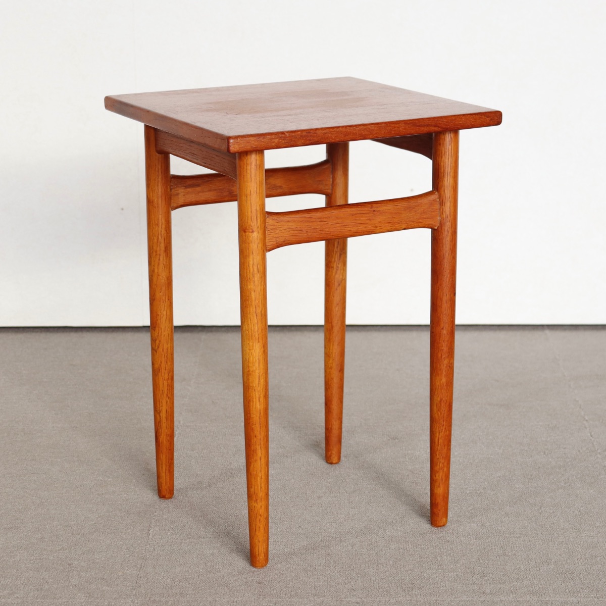 デンマーク製コーヒーテーブル。チーク材の豊かな木目が魅力の北欧ヴィンテージ。静かに時を重ねた深みがある。