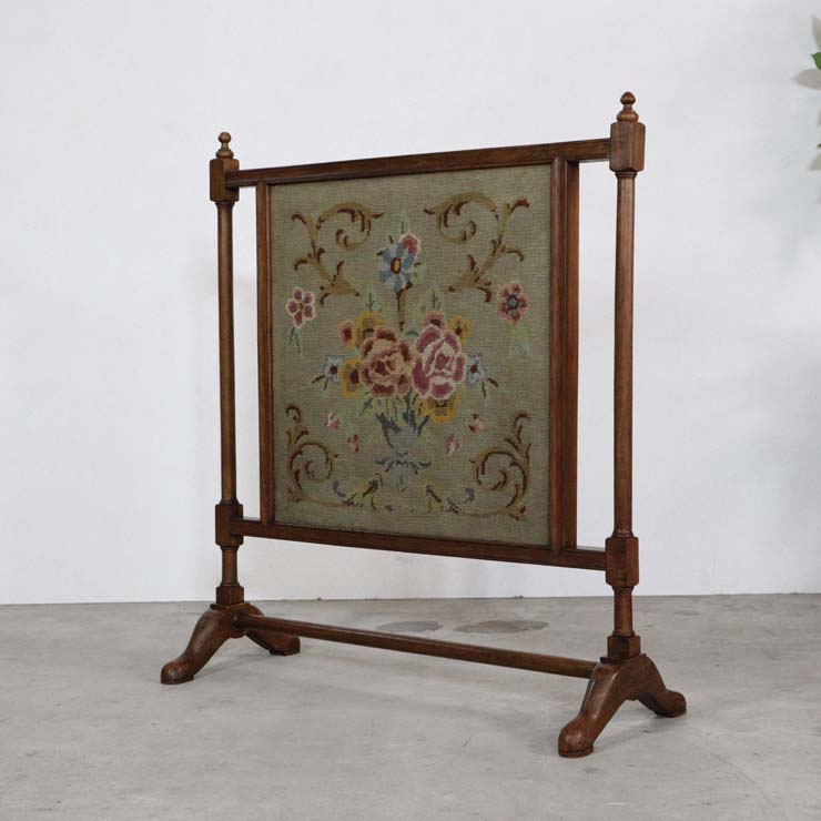 ヴィンテージの暖炉のファイヤースクリーン、木枠の中に花柄の刺繍の布がある、23081
