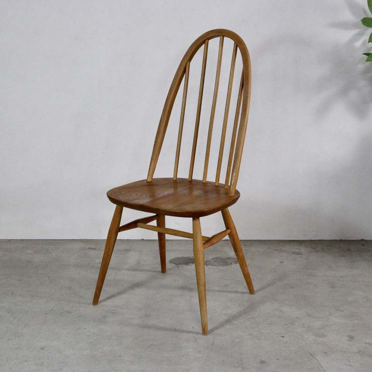 すべて木製のダイニングチェア、色はナチュラルなブラウン、23147a