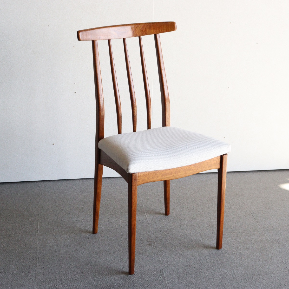 ヤンガーYOUNGERのダイニングチェア