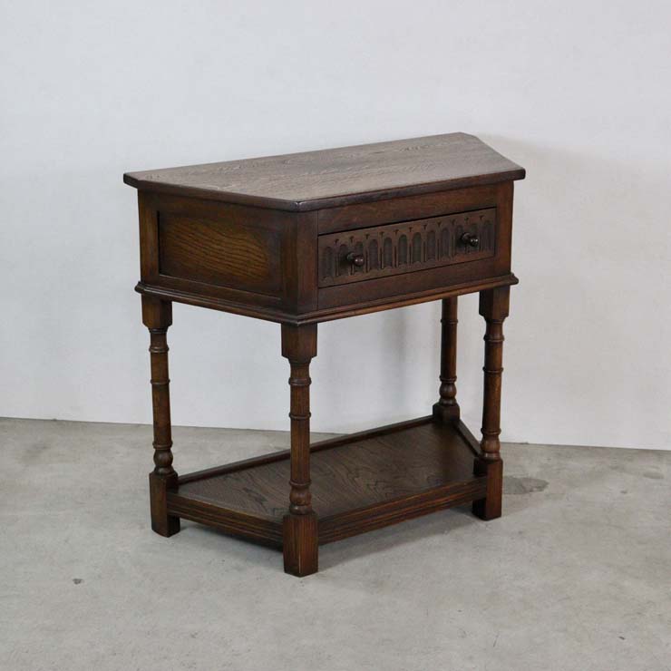 アンティークのベッドサイドキャビネット、上から見ると台形、上部には引出し1段、色は濃茶、23014