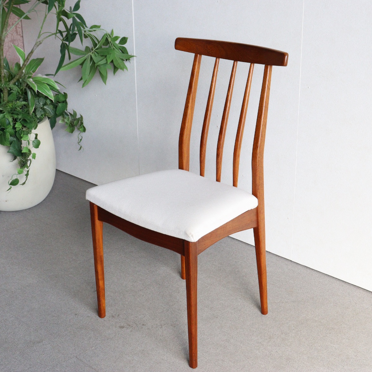 ヤンガーYOUNGERのダイニングチェア