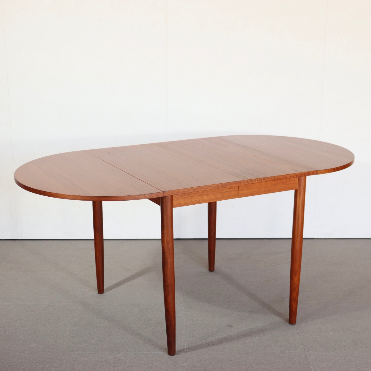 デンマーク製拡張式ダイニングテーブル。チーク材の木目が美しい北欧ヴィンテージ。時を重ねても輝きを失わない上質な一台。