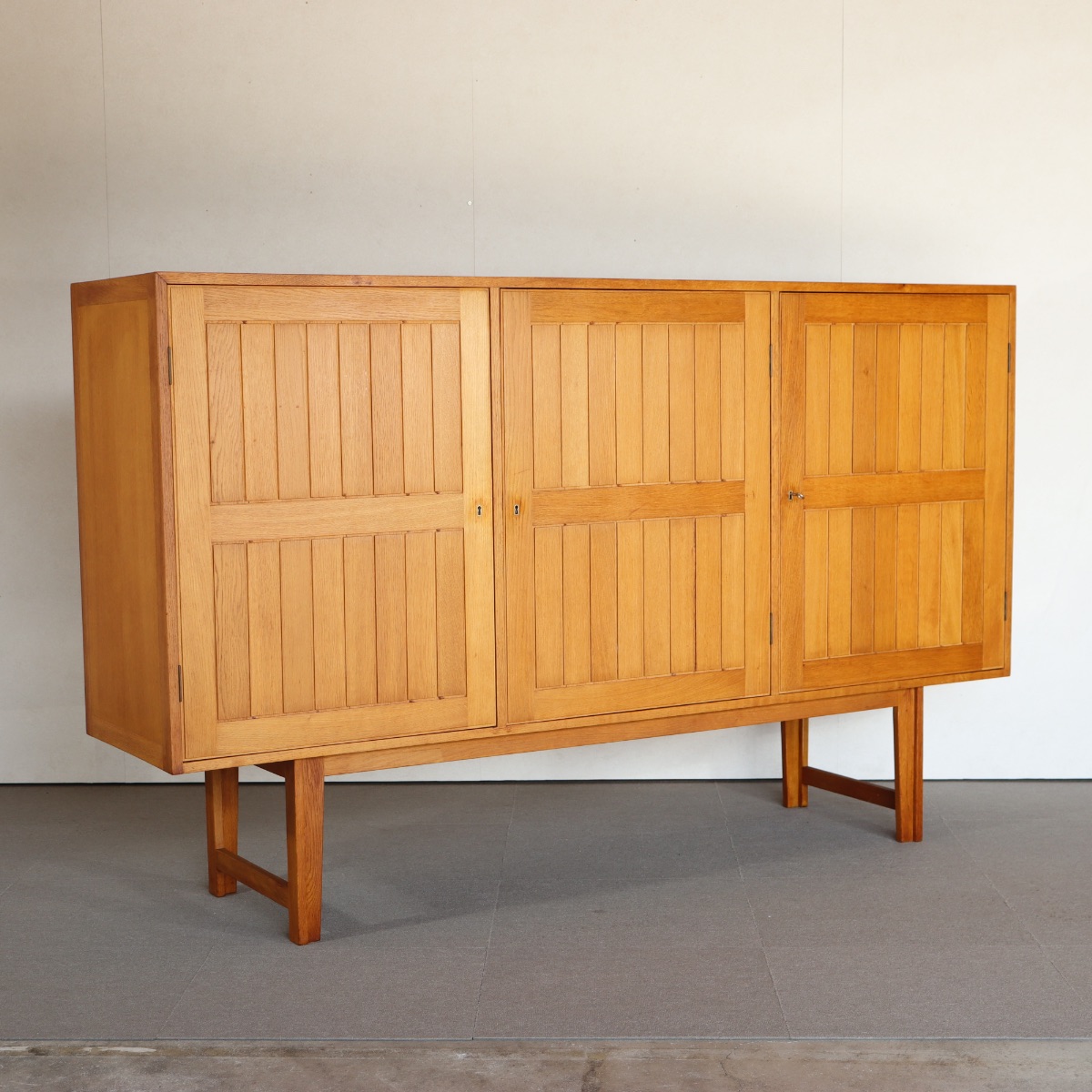 デンマーク製カート・ウストヴィによるサイドボード。深みある木目と柔らかな艶が魅力の北欧ヴィンテージ。オーク材の優しさが光る。