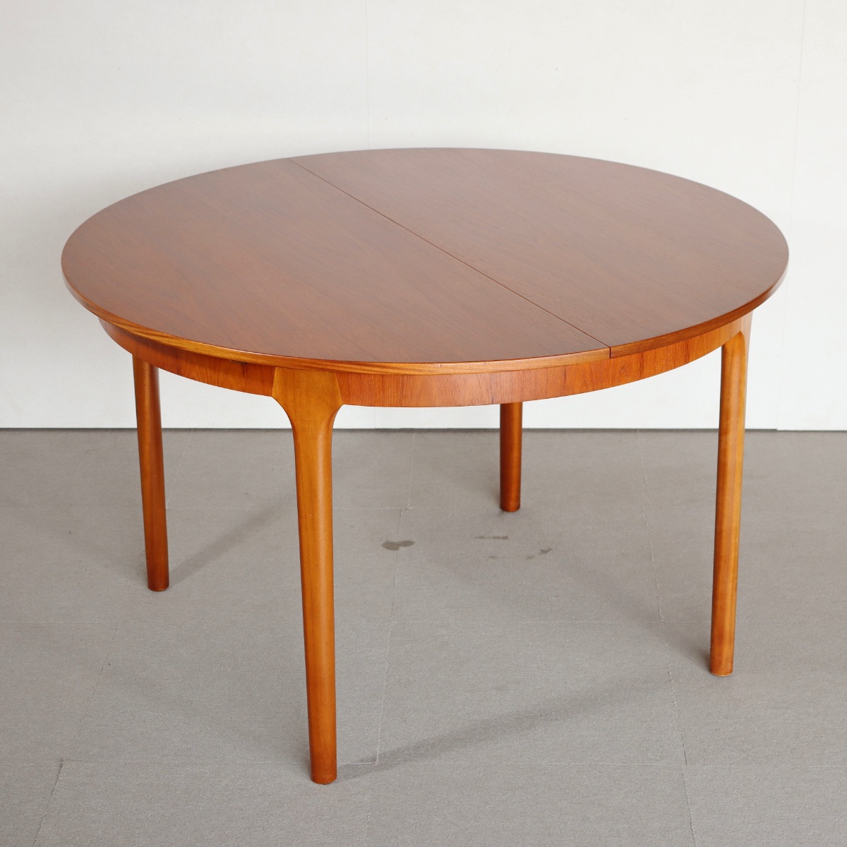 マッキントッシュMcIntoshラウンドダイニングテーブル。深みある艶を纏うチーク材北欧ヴィンテージ。落ち着いた美しさ。