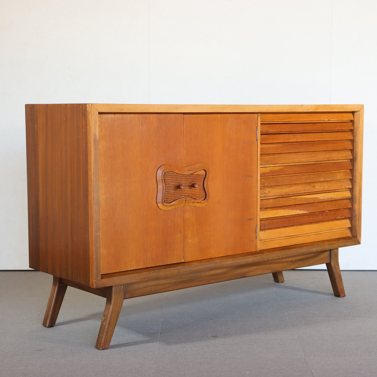 １９５０年代製サイドボード。オーク材の上品な木目が印象的なヴィンテージ。静かに時を刻む美しい家具。