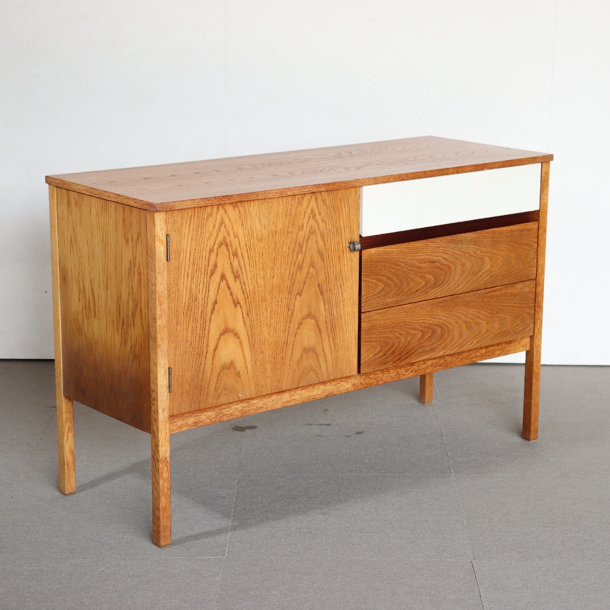 ジープランG-PLANキャビネット。 木の温もりが伝わるオーク材北欧ヴィンテージ。自然体の魅力。