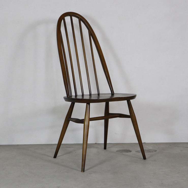 アーコールのハイバックチェア、すべて木製、色は濃茶、背もたれは円弧を描いている、23136b