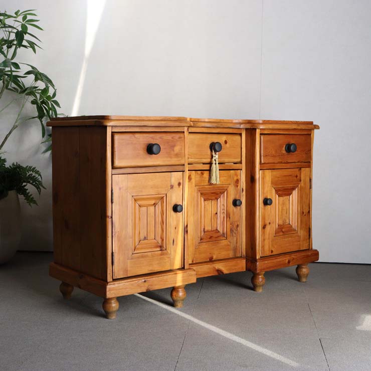 オールドパイン材のアンティークサイドボード