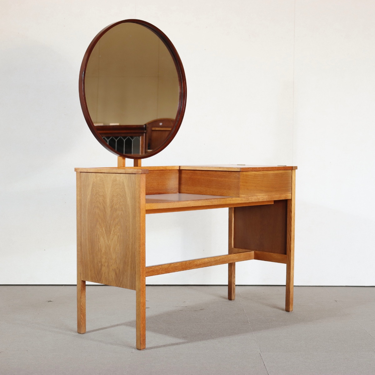 ジープランG-PLANドレッサー。オーク材の木目が穏やかに浮かぶ北欧ヴィンテージ。上質な一台。