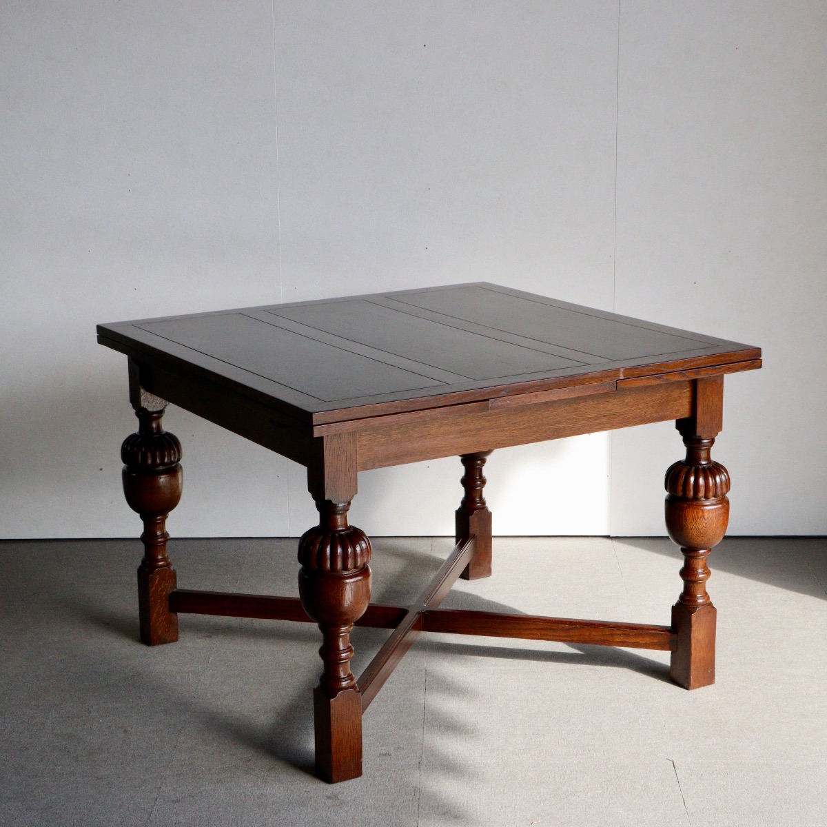 アンティークのダイニングテーブル