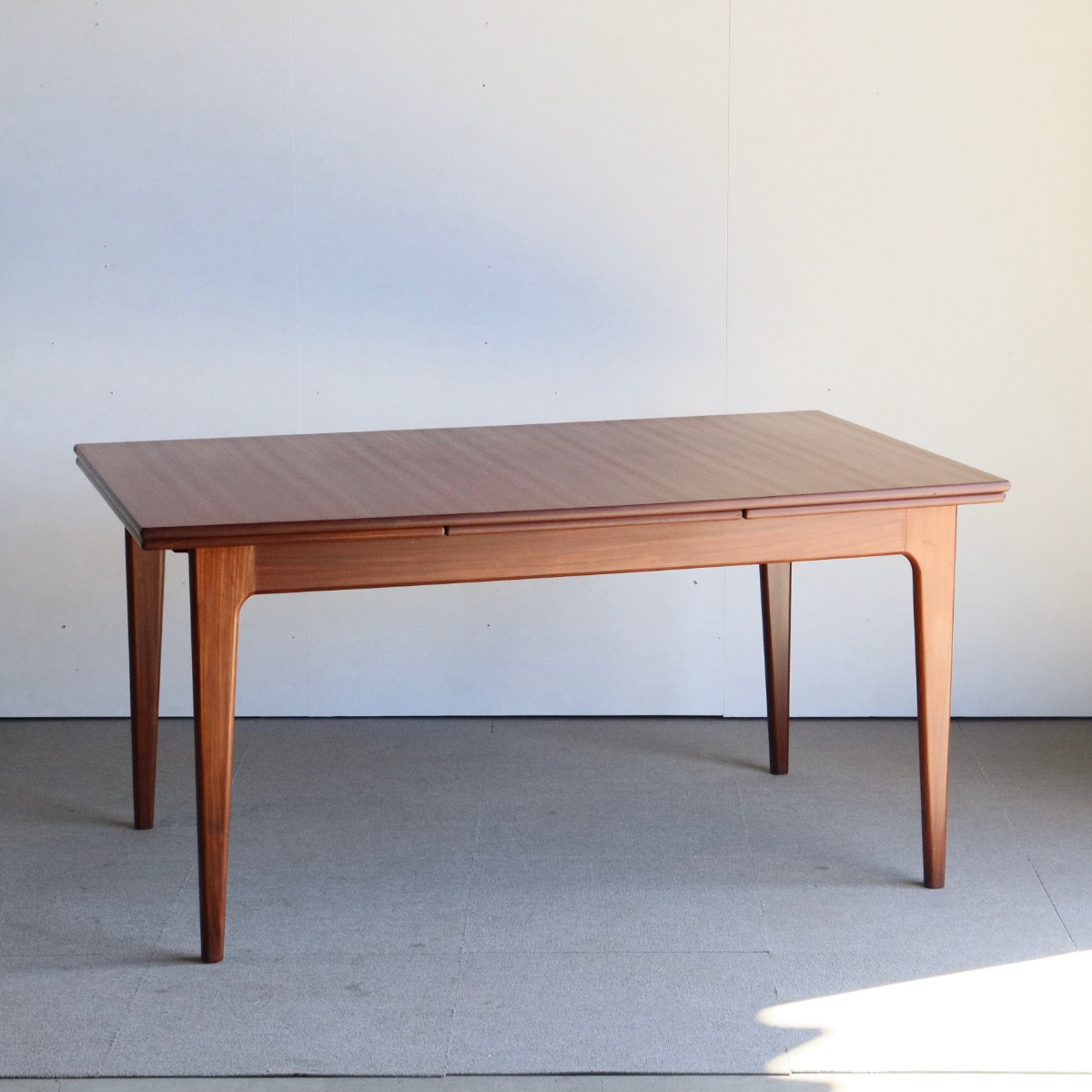 ヤンガーYOUNGERのダイニングテーブル