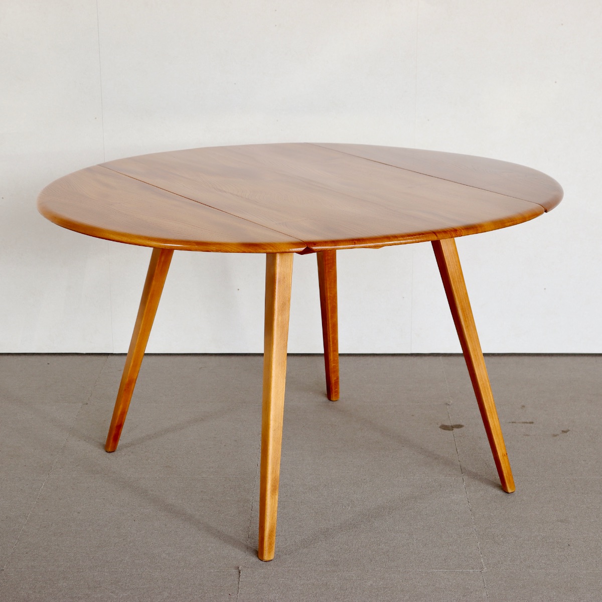 アーコールのダイニングテーブル。 木の質感が心地よい北欧ヴィンテージ。穏やかな佇まい。