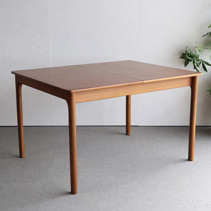 マッキントッシュMcintoshのダイニングテーブル。北欧モダンのシンプルなデザイン。