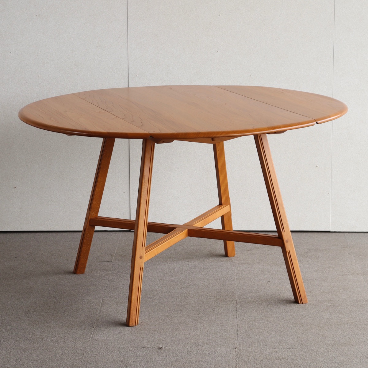 アーコールERCOLのダイニングテーブル