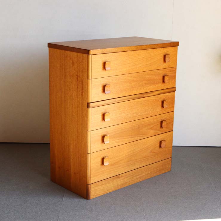 スタッグSTAG社製のヴィンテージ5段チェスト。ミッドセンチュリーモダンのシンプルなデザイン。