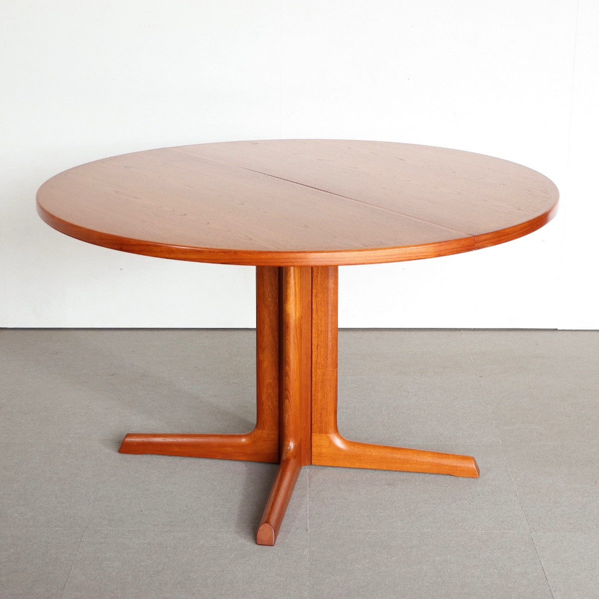 デンマーク製ラウンドダイニングテーブル。チーク材の自然な艶が映えるヴィンテージ。洗練された存在感。