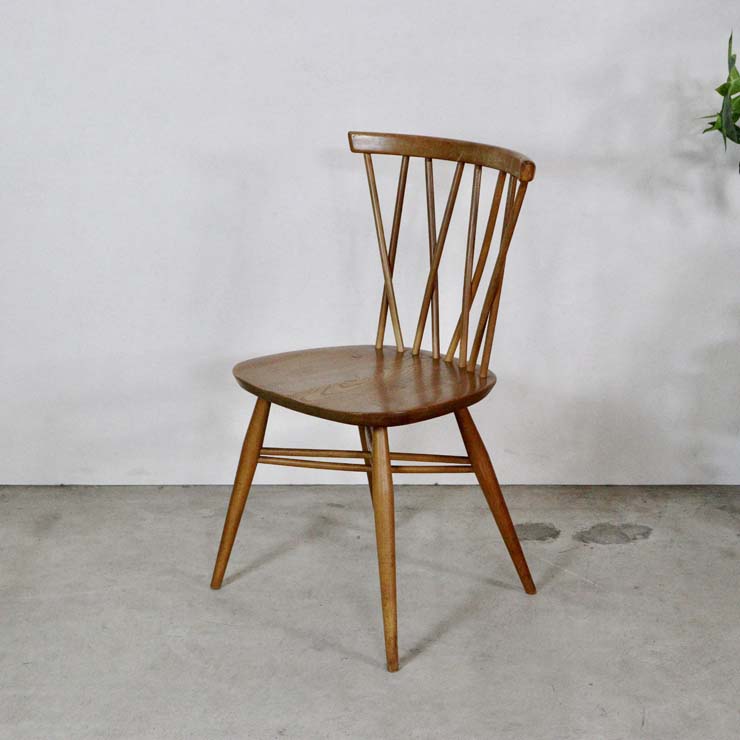 木製のナチュラルブラウンのダイニングチェア、背もたれがクロスになっている、122040a