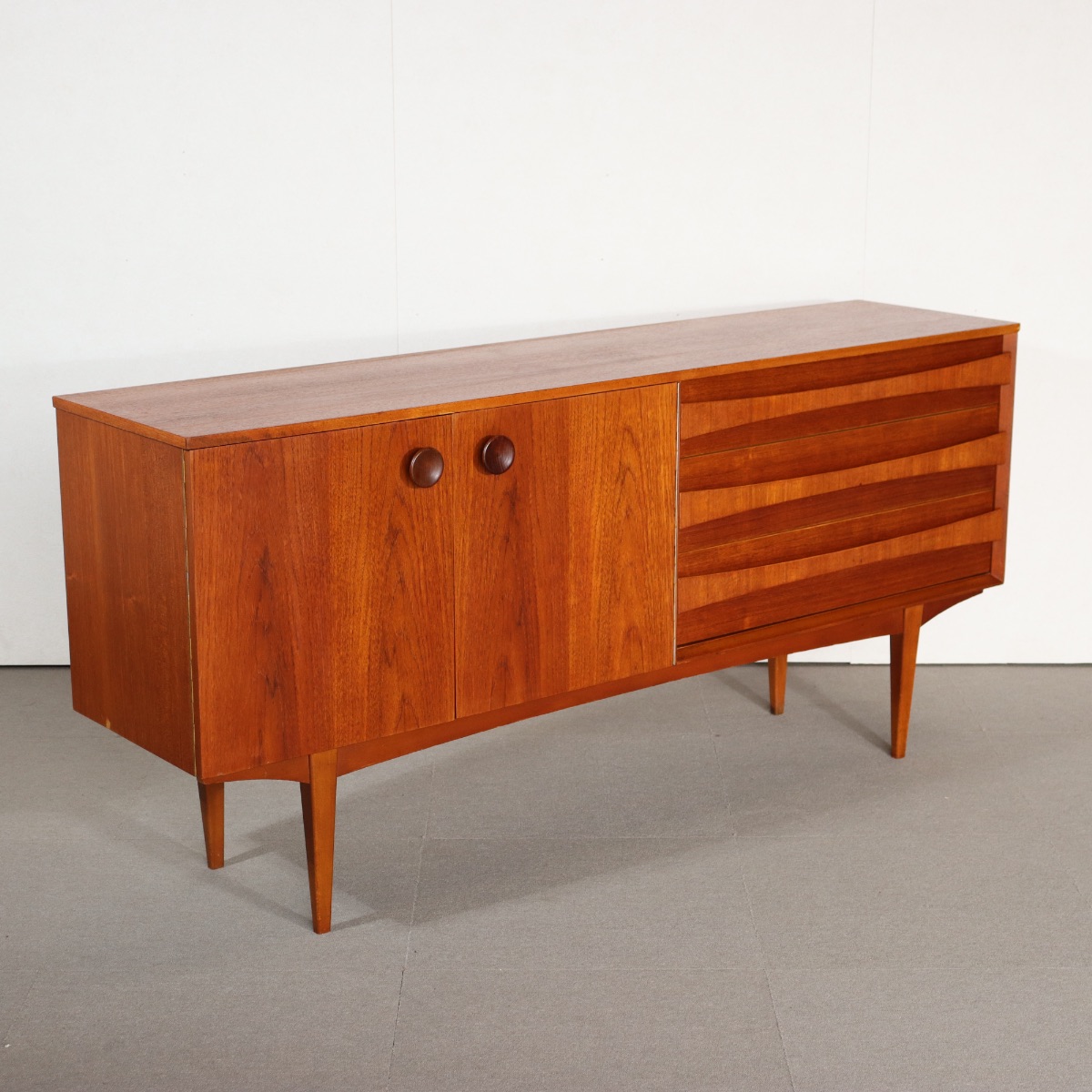 リーバス製サイドボード。チーク材の美しい木目が際立つヴィンテージ家具。空間の主役になる上質な一台。