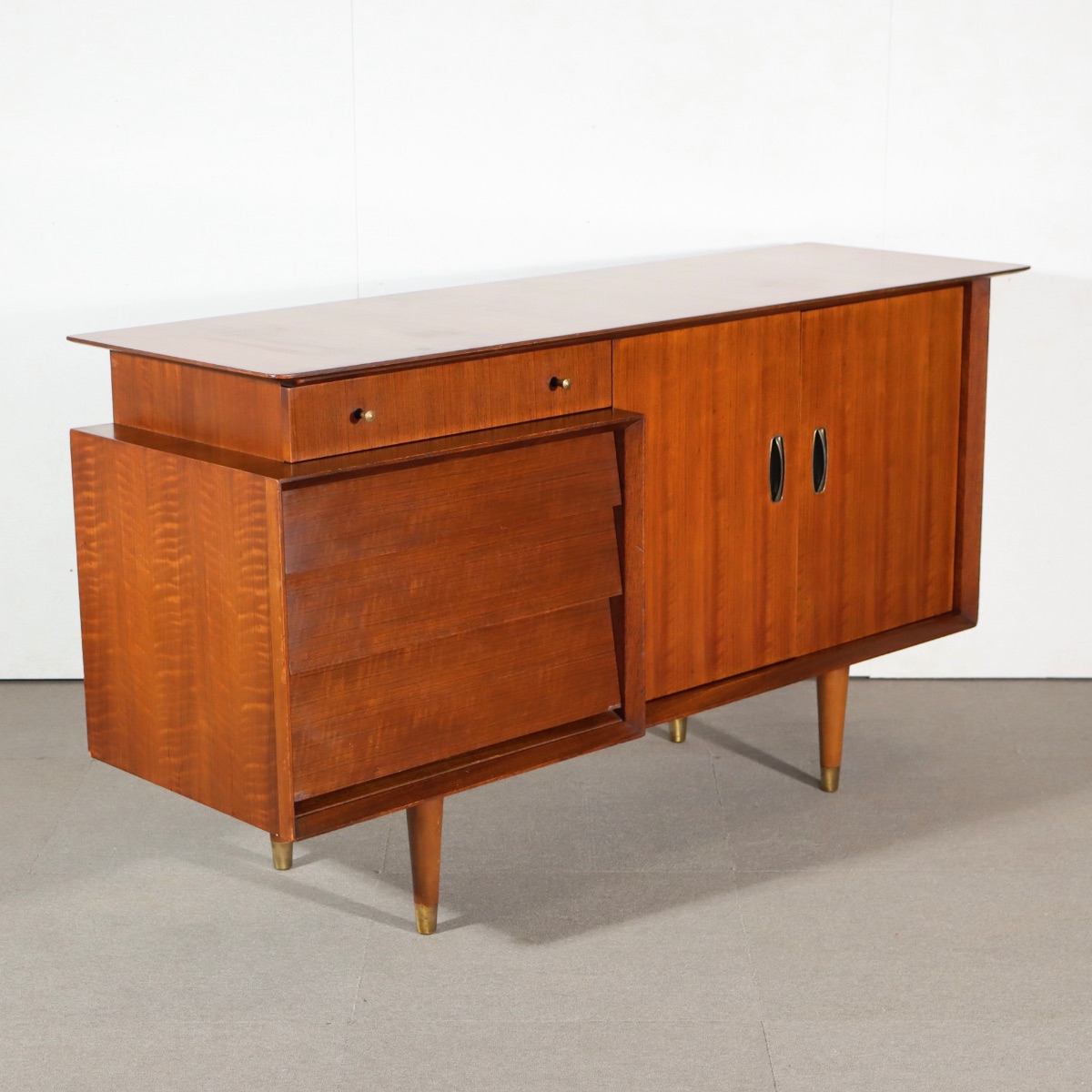 サイドボード。チーク材の木目が豊かなヴィンテージ。高級感漂う佇まい。