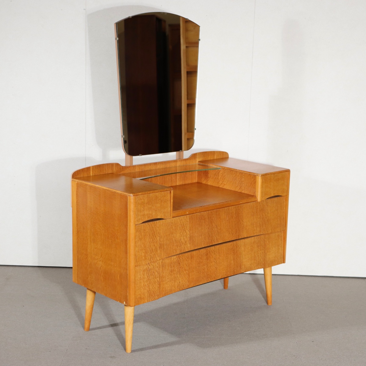 英国ヴィンテージのドレッサー。オークの木目が奏でるリズムが美しい北欧ヴィンテージ。穏やかな空気を漂わせる。