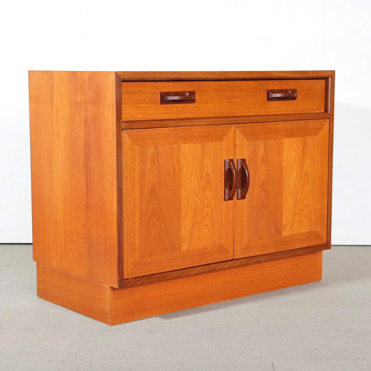 ジープランG-PLANキャビネット。チーク材の穏やかな表情が印象的な北欧ヴィンテージ。静かな一台。