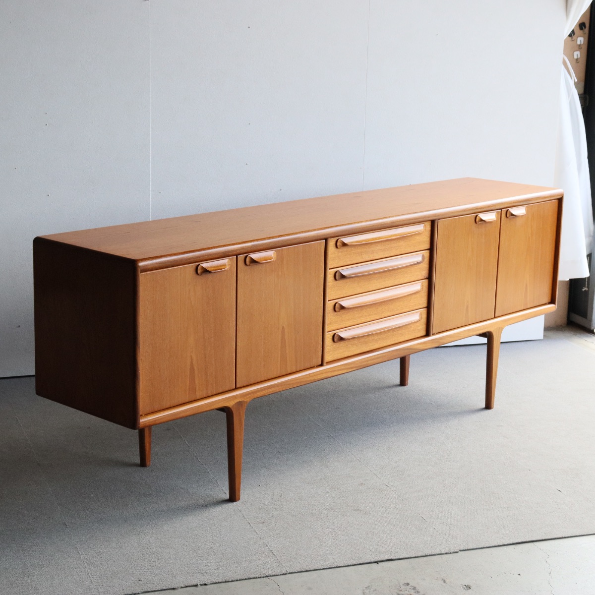 ヤンガーYOUNGERのサイドボード